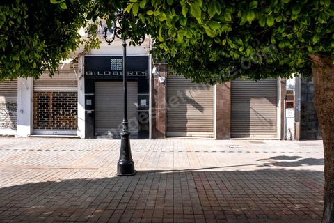 4 avril 2020 : le centre ville de Tunis et ses grandes artères dont l'avenue Habib Bourguiba sont désertées pendant le confinement imposé par l'état à cause du Covid19. A partir de 18h et jusqu'à 6h du matin un couvre feu a aussi été instauré durant cette période. 