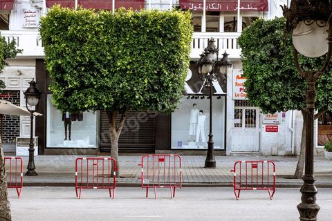 4 avril 2020 : le centre ville de Tunis et ses grandes artères dont l'avenue Habib Bourguiba sont désertées pendant le confinement imposé par l'état à cause du Covid19. A partir de 18h et jusqu'à 6h du matin un couvre feu a aussi été instauré durant cette période. 