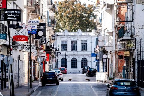 4 avril 2020 : le centre ville de Tunis et ses grandes artères dont l'avenue Habib Bourguiba sont désertées pendant le confinement imposé par l'état à cause du Covid19. A partir de 18h et jusqu'à 6h du matin un couvre feu a aussi été instauré durant cette période. 