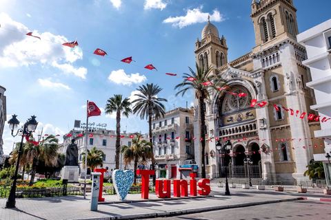 4 avril 2020 : le centre ville de Tunis et ses grandes artères dont l'avenue Habib Bourguiba sont désertées pendant le confinement imposé par l'état à cause du Covid19. A partir de 18h et jusqu'à 6h du matin un couvre feu a aussi été instauré durant cette période. 