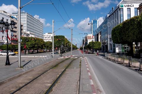 4 avril 2020 : le centre ville de Tunis et ses grandes artères dont l'avenue Habib Bourguiba sont désertées pendant le confinement imposé par l'état à cause du Covid19. A partir de 18h et jusqu'à 6h du matin un couvre feu a aussi été instauré durant cette période. 