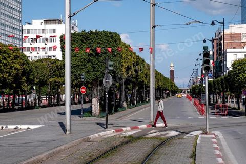 4 avril 2020 : le centre ville de Tunis et ses grandes artères dont l'avenue Habib Bourguiba sont désertées pendant le confinement imposé par l'état à cause du Covid19. A partir de 18h et jusqu'à 6h du matin un couvre feu a aussi été instauré durant cette période. 
