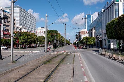 4 avril 2020 : le centre ville de Tunis et ses grandes artères dont l'avenue Habib Bourguiba sont désertées pendant le confinement imposé par l'état à cause du Covid19. A partir de 18h et jusqu'à 6h du matin un couvre feu a aussi été instauré durant cette période. 