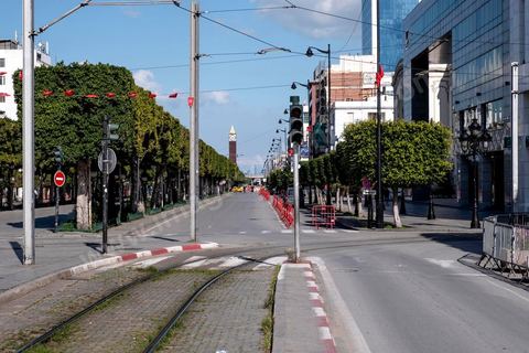 4 avril 2020 : le centre ville de Tunis et ses grandes artères dont l'avenue Habib Bourguiba sont désertées pendant le confinement imposé par l'état à cause du Covid19. A partir de 18h et jusqu'à 6h du matin un couvre feu a aussi été instauré durant cette période. 