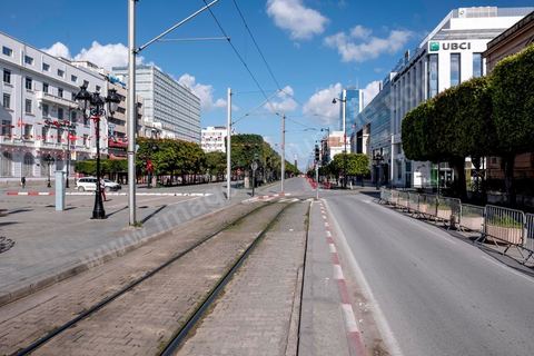 4 avril 2020 : le centre ville de Tunis et ses grandes artères dont l'avenue Habib Bourguiba sont désertées pendant le confinement imposé par l'état à cause du Covid19. A partir de 18h et jusqu'à 6h du matin un couvre feu a aussi été instauré durant cette période. 