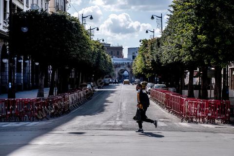 4 avril 2020 : le centre ville de Tunis et ses grandes artères dont l'avenue Habib Bourguiba sont désertées pendant le confinement imposé par l'état à cause du Covid19. A partir de 18h et jusqu'à 6h du matin un couvre feu a aussi été instauré durant cette période. 