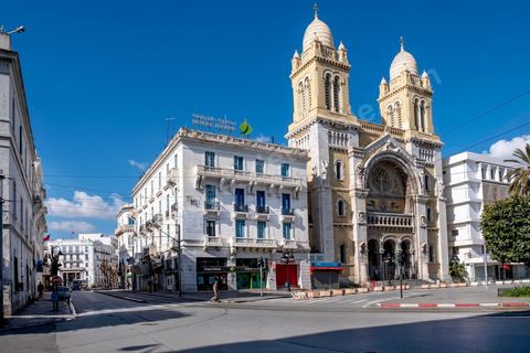 4 avril 2020 : le centre ville de Tunis et ses grandes artères dont l'avenue Habib Bourguiba sont désertées pendant le confinement imposé par l'état à cause du Covid19. A partir de 18h et jusqu'à 6h du matin un couvre feu a aussi été instauré durant cette période. 