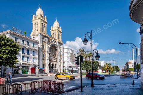 4 avril 2020 : le centre ville de Tunis et ses grandes artères dont l'avenue Habib Bourguiba sont désertées pendant le confinement imposé par l'état à cause du Covid19. A partir de 18h et jusqu'à 6h du matin un couvre feu a aussi été instauré durant cette période. 