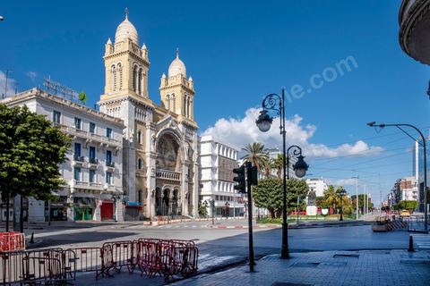 4 avril 2020 : le centre ville de Tunis et ses grandes artères dont l'avenue Habib Bourguiba sont désertées pendant le confinement imposé par l'état à cause du Covid19. A partir de 18h et jusqu'à 6h du matin un couvre feu a aussi été instauré durant cette période. 