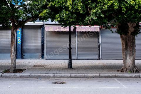 4 avril 2020 : le centre ville de Tunis et ses grandes artères dont l'avenue Habib Bourguiba sont désertées pendant le confinement imposé par l'état à cause du Covid19. A partir de 18h et jusqu'à 6h du matin un couvre feu a aussi été instauré durant cette période. 