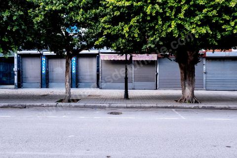 4 avril 2020 : le centre ville de Tunis et ses grandes artères dont l'avenue Habib Bourguiba sont désertées pendant le confinement imposé par l'état à cause du Covid19. A partir de 18h et jusqu'à 6h du matin un couvre feu a aussi été instauré durant cette période. 