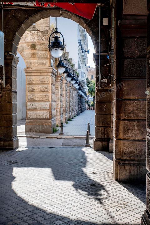 4 avril 2020 : le centre ville de Tunis et ses grandes artères dont l'avenue Habib Bourguiba sont désertées pendant le confinement imposé par l'état à cause du Covid19. A partir de 18h et jusqu'à 6h du matin un couvre feu a aussi été instauré durant cette période. 