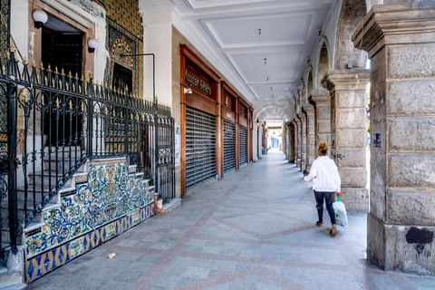 4 avril 2020 : le centre ville de Tunis et ses grandes artères dont l'avenue Habib Bourguiba sont désertées pendant le confinement imposé par l'état à cause du Covid19. A partir de 18h et jusqu'à 6h du matin un couvre feu a aussi été instauré durant cette période. 