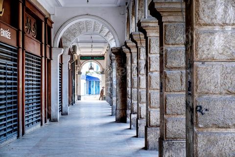 4 avril 2020 : le centre ville de Tunis et ses grandes artères dont l'avenue Habib Bourguiba sont désertées pendant le confinement imposé par l'état à cause du Covid19. A partir de 18h et jusqu'à 6h du matin un couvre feu a aussi été instauré durant cette période. 