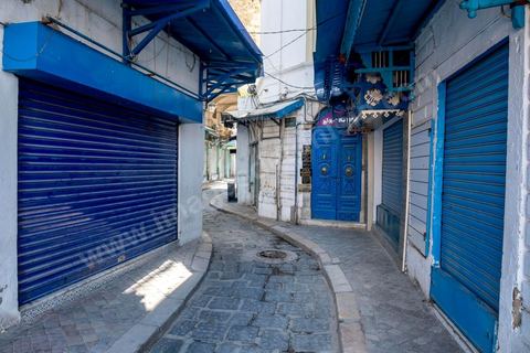 4 avril 2020 : lLa medina de Tunis est désertée, la rue Jamaa Ez Zitouna, artère préincipale de la medina de Tunis et rue très touristique où toutes les boutiques sont fermées pendant le confinement imposé par l'état à cause du Covid19. A partir de 18h et jusqu'à 6h du matin un couvre feu a aussi été instauré durant cette période. 