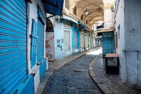 4 avril 2020 : lLa medina de Tunis est désertée, la rue Jamaa Ez Zitouna, artère préincipale de la medina de Tunis et rue très touristique où toutes les boutiques sont fermées pendant le confinement imposé par l'état à cause du Covid19. A partir de 18h et jusqu'à 6h du matin un couvre feu a aussi été instauré durant cette période. 