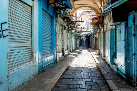 4 avril 2020 : lLa medina de Tunis est désertée, la rue Jamaa Ez Zitouna, artère préincipale de la medina de Tunis et rue très touristique où toutes les boutiques sont fermées pendant le confinement imposé par l'état à cause du Covid19. A partir de 18h et jusqu'à 6h du matin un couvre feu a aussi été instauré durant cette période. 