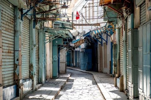 4 avril 2020 : lLa medina de Tunis est désertée, la rue Jamaa Ez Zitouna, artère préincipale de la medina de Tunis et rue très touristique où toutes les boutiques sont fermées pendant le confinement imposé par l'état à cause du Covid19. A partir de 18h et jusqu'à 6h du matin un couvre feu a aussi été instauré durant cette période. 