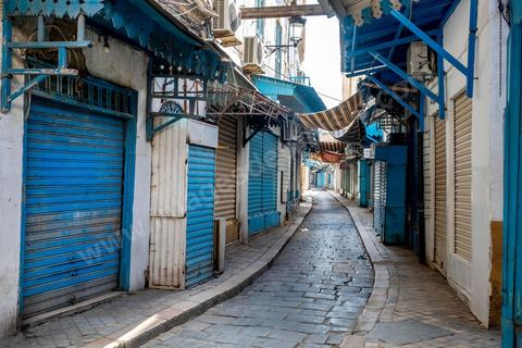 4 avril 2020 : lLa medina de Tunis est désertée, la rue Jamaa Ez Zitouna, artère préincipale de la medina de Tunis et rue très touristique où toutes les boutiques sont fermées pendant le confinement imposé par l'état à cause du Covid19. A partir de 18h et jusqu'à 6h du matin un couvre feu a aussi été instauré durant cette période. 