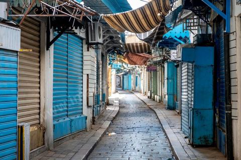 4 avril 2020 : lLa medina de Tunis est désertée, la rue Jamaa Ez Zitouna, artère préincipale de la medina de Tunis et rue très touristique où toutes les boutiques sont fermées pendant le confinement imposé par l'état à cause du Covid19. A partir de 18h et jusqu'à 6h du matin un couvre feu a aussi été instauré durant cette période. 