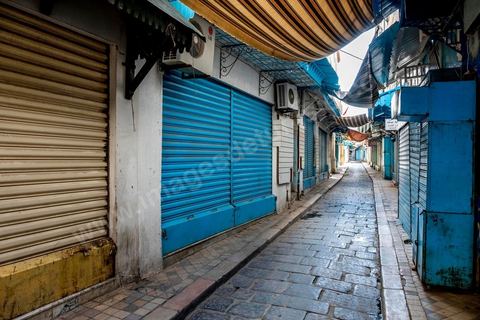 4 avril 2020 : lLa medina de Tunis est désertée, la rue Jamaa Ez Zitouna, artère préincipale de la medina de Tunis et rue très touristique où toutes les boutiques sont fermées pendant le confinement imposé par l'état à cause du Covid19. A partir de 18h et jusqu'à 6h du matin un couvre feu a aussi été instauré durant cette période. 
