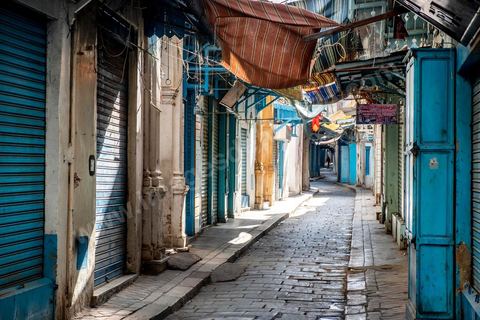 4 avril 2020 : lLa medina de Tunis est désertée, la rue Jamaa Ez Zitouna, artère préincipale de la medina de Tunis et rue très touristique où toutes les boutiques sont fermées pendant le confinement imposé par l'état à cause du Covid19. A partir de 18h et jusqu'à 6h du matin un couvre feu a aussi été instauré durant cette période. 