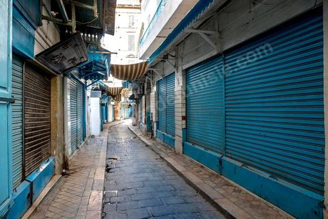 4 avril 2020 : lLa medina de Tunis est désertée, la rue Jamaa Ez Zitouna, artère préincipale de la medina de Tunis et rue très touristique où toutes les boutiques sont fermées pendant le confinement imposé par l'état à cause du Covid19. A partir de 18h et jusqu'à 6h du matin un couvre feu a aussi été instauré durant cette période. 