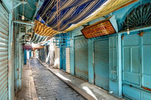 4 avril 2020 : lLa medina de Tunis est désertée, la rue Jamaa Ez Zitouna, artère préincipale de la medina de Tunis et rue très touristique où toutes les boutiques sont fermées pendant le confinement imposé par l'état à cause du Covid19. A partir de 18h et jusqu'à 6h du matin un couvre feu a aussi été instauré durant cette période. 
