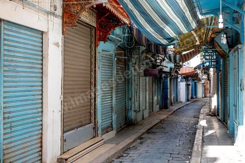 4 avril 2020 : lLa medina de Tunis est désertée, la rue Jamaa Ez Zitouna, artère préincipale de la medina de Tunis et rue très touristique où toutes les boutiques sont fermées pendant le confinement imposé par l'état à cause du Covid19. A partir de 18h et jusqu'à 6h du matin un couvre feu a aussi été instauré durant cette période. 
