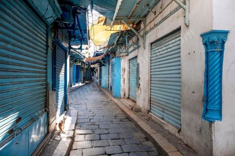 4 avril 2020 : lLa medina de Tunis est désertée, la rue Jamaa Ez Zitouna, artère préincipale de la medina de Tunis et rue très touristique où toutes les boutiques sont fermées pendant le confinement imposé par l'état à cause du Covid19. A partir de 18h et jusqu'à 6h du matin un couvre feu a aussi été instauré durant cette période. 