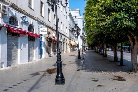 4 avril 2020 : le centre ville de Tunis et ses grandes artères dont l'avenue Habib Bourguiba sont désertées pendant le confinement imposé par l'état à cause du Covid19. A partir de 18h et jusqu'à 6h du matin un couvre feu a aussi été instauré durant cette période. 