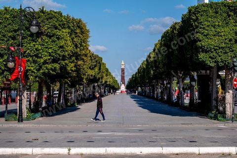 4 avril 2020 : le centre ville de Tunis et ses grandes artères dont l'avenue Habib Bourguiba sont désertées pendant le confinement imposé par l'état à cause du Covid19. A partir de 18h et jusqu'à 6h du matin un couvre feu a aussi été instauré durant cette période. 