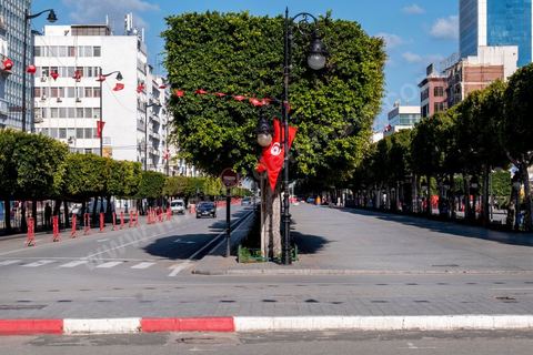 4 avril 2020 : le centre ville de Tunis et ses grandes artères dont l'avenue Habib Bourguiba sont désertées pendant le confinement imposé par l'état à cause du Covid19. A partir de 18h et jusqu'à 6h du matin un couvre feu a aussi été instauré durant cette période. 