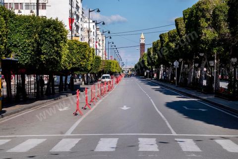 4 avril 2020 : le centre ville de Tunis et ses grandes artères dont l'avenue Habib Bourguiba sont désertées pendant le confinement imposé par l'état à cause du Covid19. A partir de 18h et jusqu'à 6h du matin un couvre feu a aussi été instauré durant cette période. 