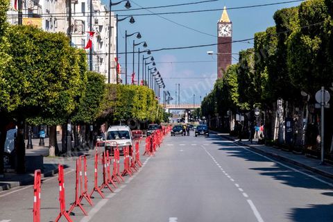 4 avril 2020 : le centre ville de Tunis et ses grandes artères dont l'avenue Habib Bourguiba sont désertées pendant le confinement imposé par l'état à cause du Covid19. A partir de 18h et jusqu'à 6h du matin un couvre feu a aussi été instauré durant cette période. 