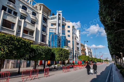 4 avril 2020 : le centre ville de Tunis et ses grandes artères dont l'avenue Habib Bourguiba sont désertées pendant le confinement imposé par l'état à cause du Covid19. A partir de 18h et jusqu'à 6h du matin un couvre feu a aussi été instauré durant cette période. 