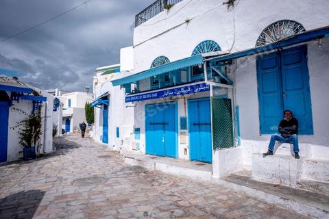 27 mars 2020 : le village touristique de Sidi Bou Saïd pendant le confinement général du au Covid19. D'habitude rempli de tunisiens et de touristes le village est déserté, suels quelmques habitants circulent pour faire leurs courses. 