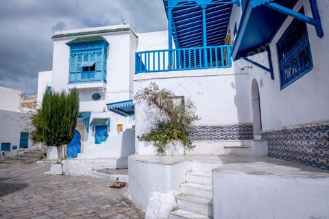 27 mars 2020 : le village touristique de Sidi Bou Saïd pendant le confinement général du au Covid19. D'habitude rempli de tunisiens et de touristes le village est déserté, suels quelmques habitants circulent pour faire leurs courses. 