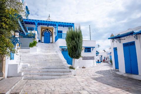 27 mars 2020 : le village touristique de Sidi Bou Saïd pendant le confinement général du au Covid19. D'habitude rempli de tunisiens et de touristes le village est déserté, suels quelmques habitants circulent pour faire leurs courses. 