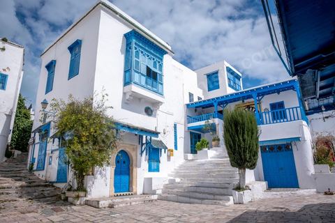 27 mars 2020 : le village touristique de Sidi Bou Saïd pendant le confinement général du au Covid19. D'habitude rempli de tunisiens et de touristes le village est déserté, suels quelmques habitants circulent pour faire leurs courses. 