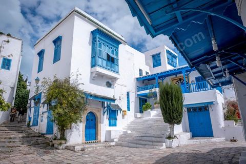 27 mars 2020 : le village touristique de Sidi Bou Saïd pendant le confinement général du au Covid19. D'habitude rempli de tunisiens et de touristes le village est déserté, suels quelmques habitants circulent pour faire leurs courses. 