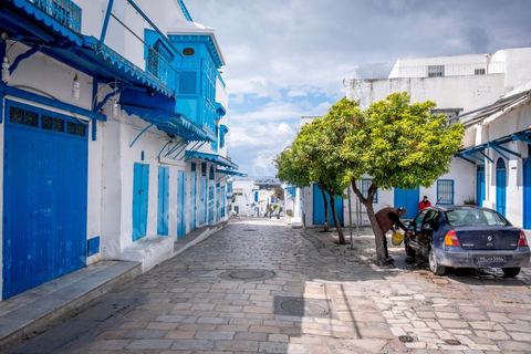 27 mars 2020 : le village touristique de Sidi Bou Saïd pendant le confinement général du au Covid19. D'habitude rempli de tunisiens et de touristes le village est déserté, suels quelmques habitants circulent pour faire leurs courses. 