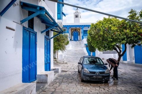 27 mars 2020 : le village touristique de Sidi Bou Saïd pendant le confinement général du au Covid19. D'habitude rempli de tunisiens et de touristes le village est déserté, suels quelmques habitants circulent pour faire leurs courses. 