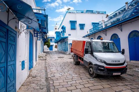 27 mars 2020 : le village touristique de Sidi Bou Saïd pendant le confinement général du au Covid19. D'habitude rempli de tunisiens et de touristes le village est déserté, suels quelmques habitants circulent pour faire leurs courses. 