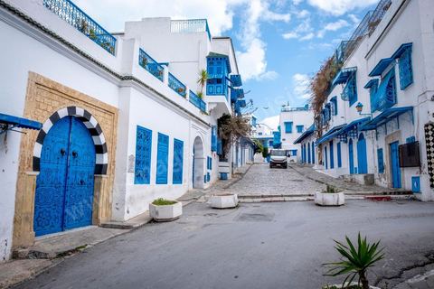 27 mars 2020 : le village touristique de Sidi Bou Saïd pendant le confinement général du au Covid19. D'habitude rempli de tunisiens et de touristes le village est déserté, suels quelmques habitants circulent pour faire leurs courses. 