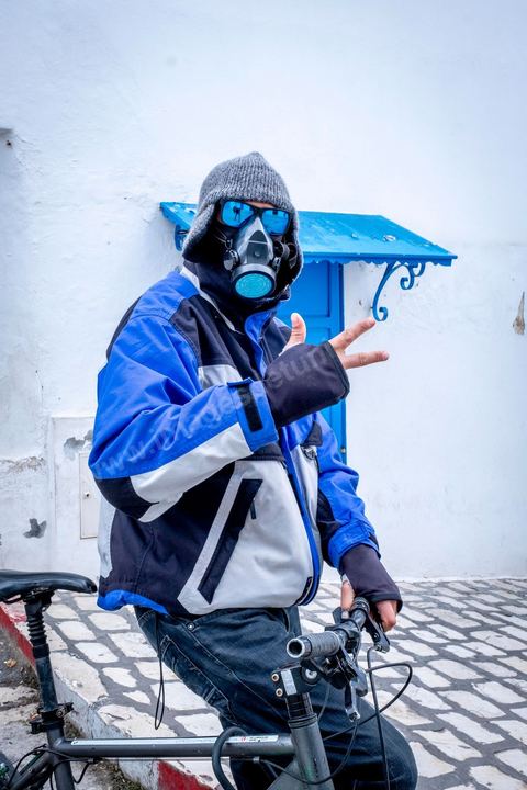 27 mars 2020 : le village touristique de Sidi Bou Saïd pendant le confinement général du au Covid19. D'habitude rempli de tunisiens et de touristes le village est déserté, suels quelmques habitants circulent pour faire leurs courses. 