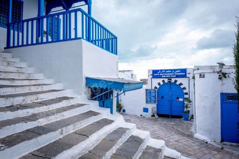 27 mars 2020 : le village touristique de Sidi Bou Saïd pendant le confinement général du au Covid19. D'habitude rempli de tunisiens et de touristes le village est déserté, suels quelmques habitants circulent pour faire leurs courses. 