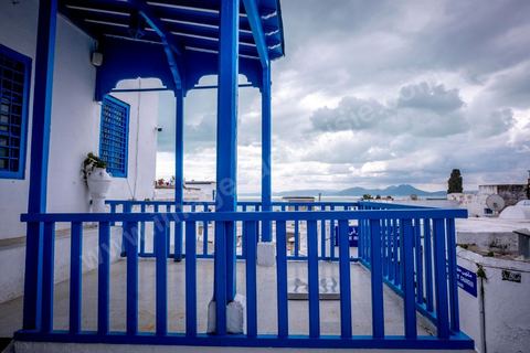 27 mars 2020 : le village touristique de Sidi Bou Saïd pendant le confinement général du au Covid19. D'habitude rempli de tunisiens et de touristes le village est déserté, suels quelmques habitants circulent pour faire leurs courses. 