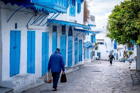 27 mars 2020 : le village touristique de Sidi Bou Saïd pendant le confinement général du au Covid19. D'habitude rempli de tunisiens et de touristes le village est déserté, suels quelmques habitants circulent pour faire leurs courses. 