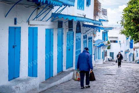 27 mars 2020 : le village touristique de Sidi Bou Saïd pendant le confinement général du au Covid19. D'habitude rempli de tunisiens et de touristes le village est déserté, suels quelmques habitants circulent pour faire leurs courses. 